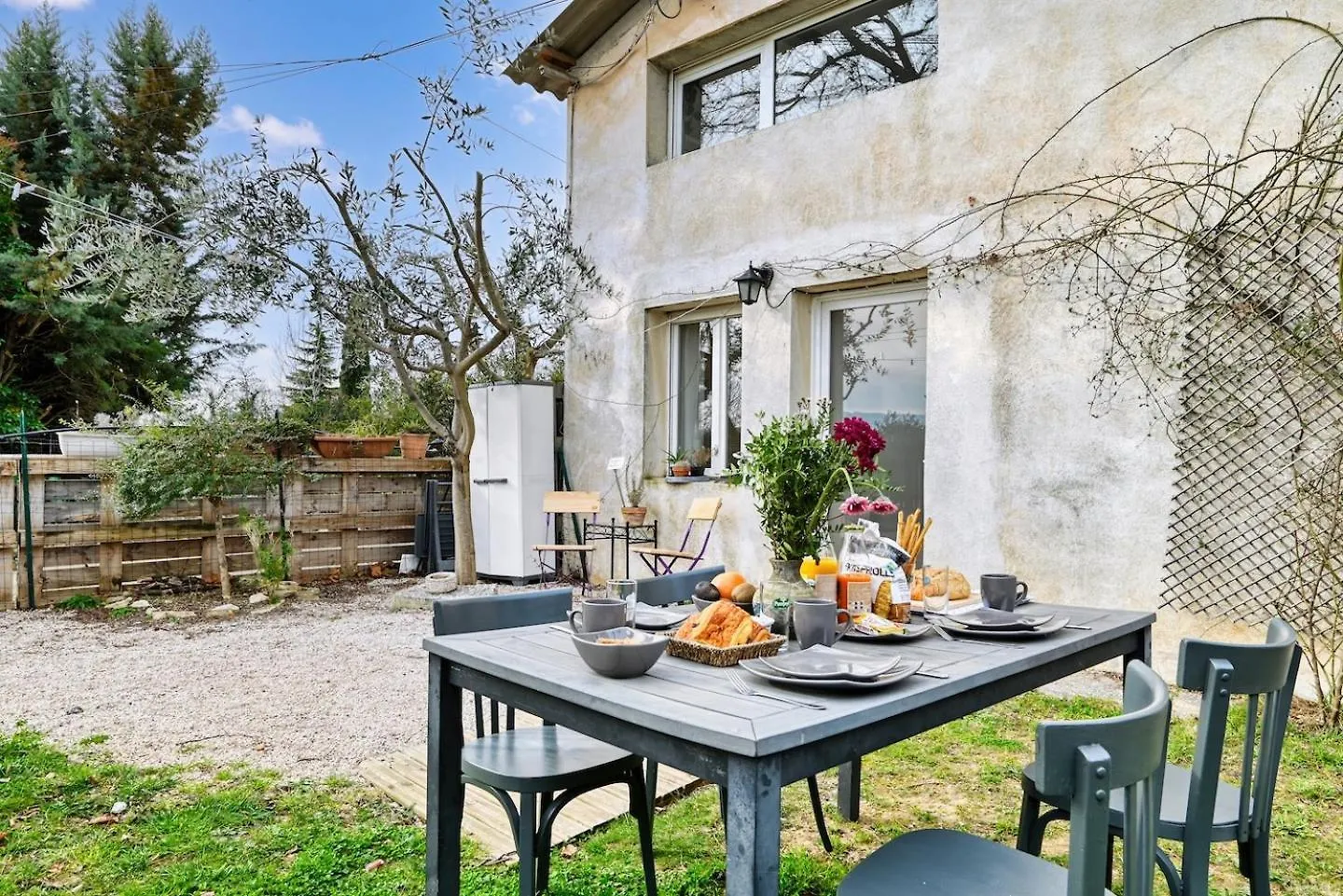 Eden L Jardin, Bbq, Duplex L Parking Gratuit & Super Wifi L Vue Panoramique Sainte-Victoire Apartment Aix-en-Provence 0*,  France